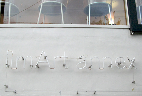 limArt annex 入口ネオン