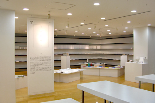 竹尾見本帖本店 「紙と束見本」展 展示会場
