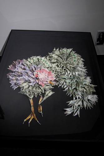 お札の折り紙で作られた紫陽花双鶏図の鶏