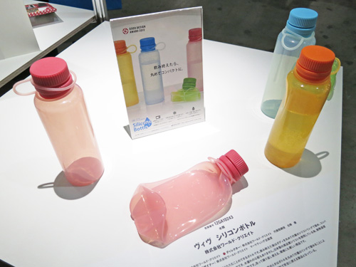コンパクトに丸められるシリコンボトル