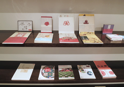 「本の贈りもの」展 本と紋切りの紹介2