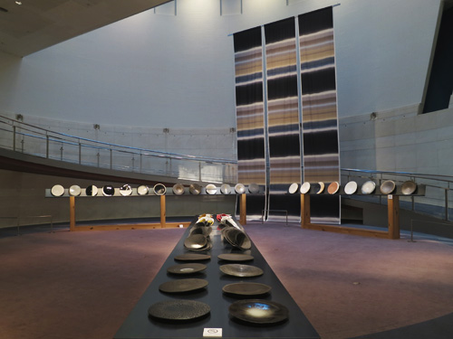 石本藤雄展 布と陶 －冬－ ホール全景