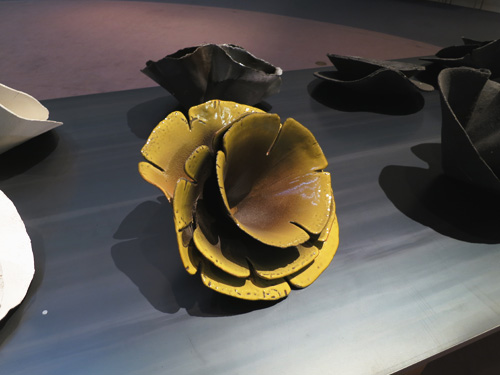 石本藤雄展 布と陶 －冬－ 花の陶器