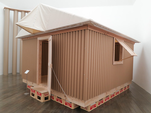 坂茂展 - 阪神淡路大震災 紙のログハウス
