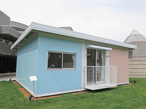 坂茂展 - 屋外の女川町コンテナ仮設住宅