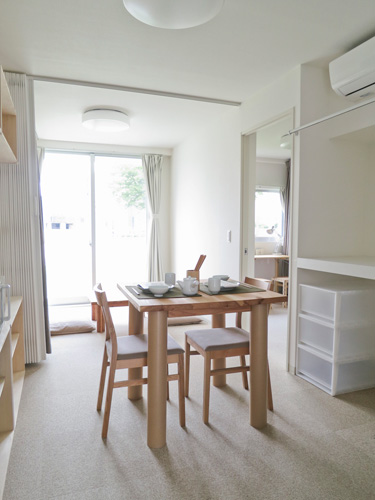 坂茂展 - 屋外の女川町コンテナ仮設住宅 内装