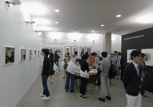 HALL B - 展示会場 入口付近