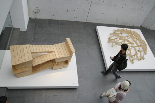 ARCHITECTURE FOR LONG-BODIED-SHORT-LEGGED DOG - アトリエ・ワン × ダックスフンド | MOUNT PUG - 原研哉 × パグ