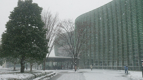 国立新美術館 入口 大雪でした…