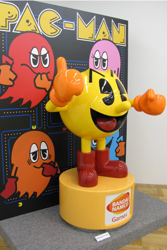 パックマン等身大？フィギュア