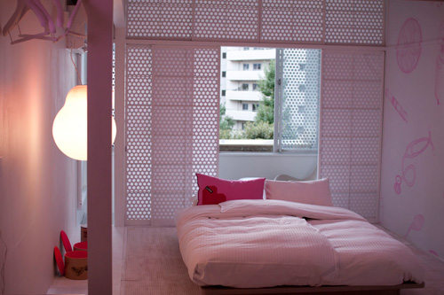 ピンクで囲まれた部屋